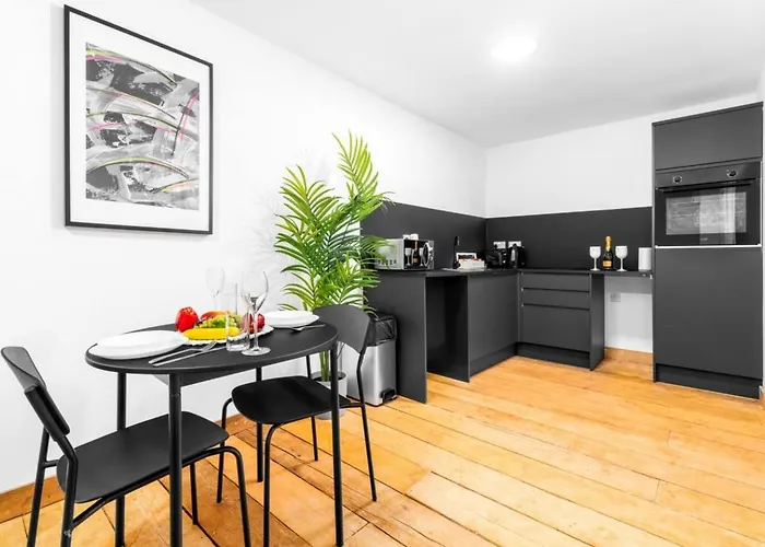 Loft Style Apartment - Near City Centre - Smart Tv- Wifi - Parking - Top Rated - 3Nt